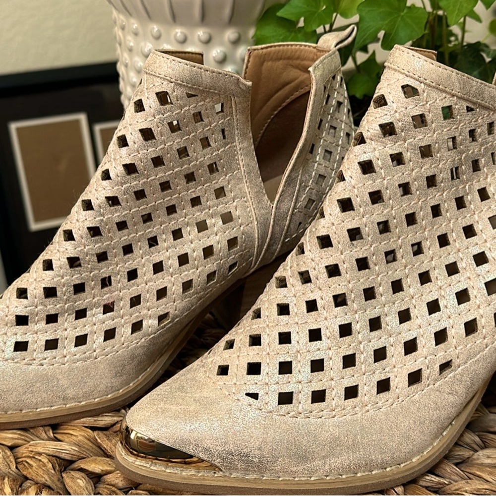 WOMEN’S BOOTIES * LEATHER * BRAND NEW * SIZE 8 *